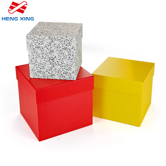 fabbrica di scatole di carta con coperchio e base